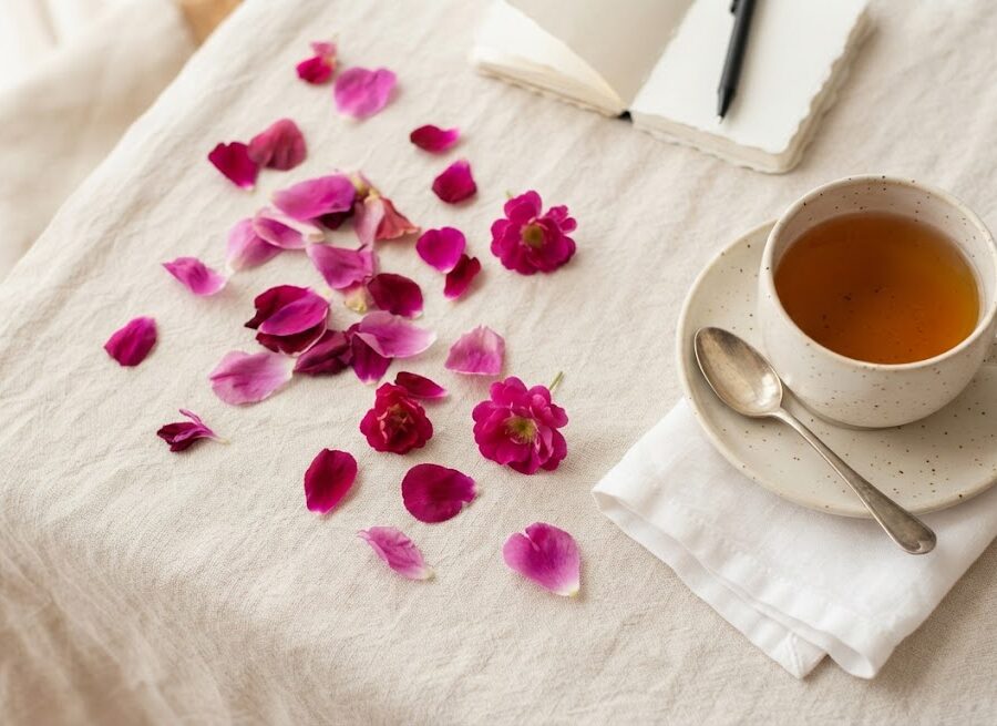 Flat lay artistic cu petale